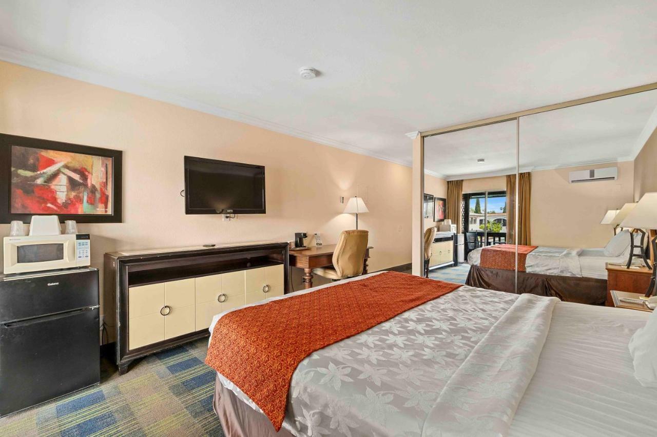 אנהיים The Lemon Tree Hotel מראה חיצוני תמונה
